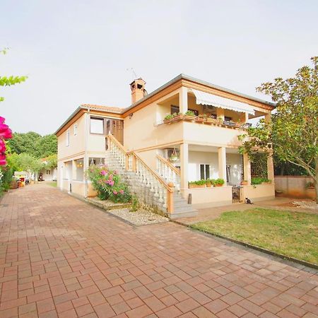 Apartment Pineta In Village Valbandon Exterior photo