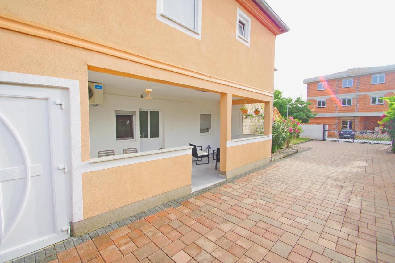 Apartment Pineta In Village Valbandon Exterior photo