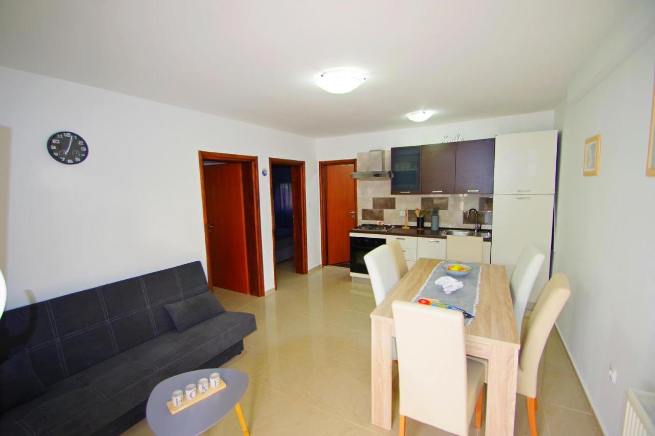 Apartment Pineta In Village Valbandon Exterior photo
